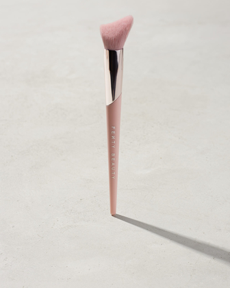 Кисть Fenty Beauty - CHEEK-HUGGING HIGHLIGHT BRUSH 120