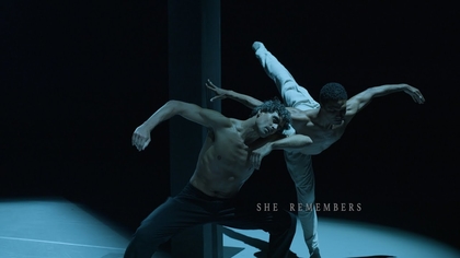 Посмотрите She Remembers - Sol León