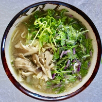 Рамен-суп с лапшой ширатаке и грибами маитаке