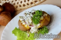 Картофель в мундире с селедкой и луком