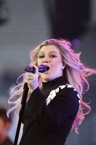 Find more info about Kelly Clarkson 